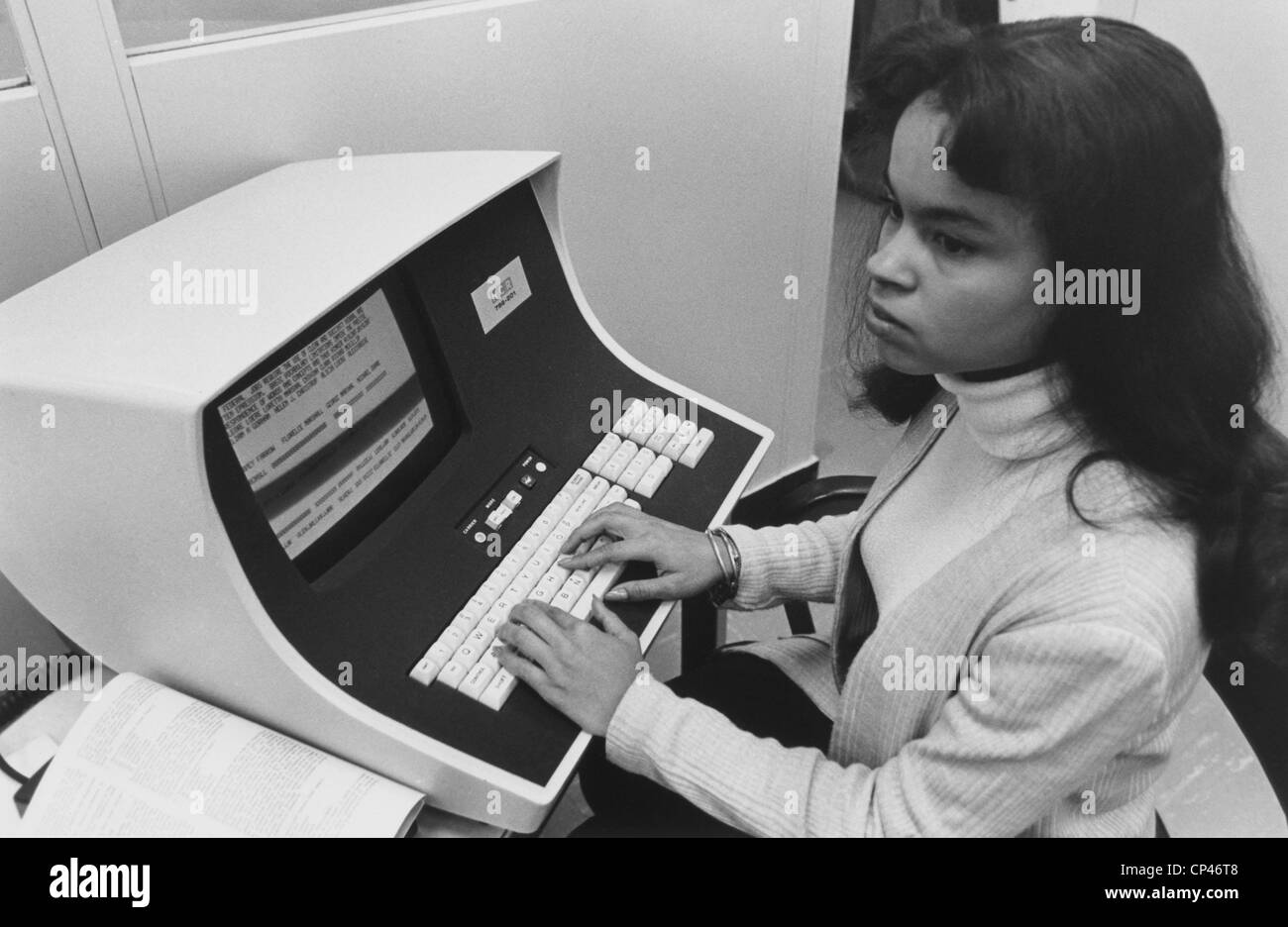 Afroamerikanerin Computer Operator bei der US Civil Service Commission in den 1970er Jahren. Das Terminal von der RNK früher Stockfoto