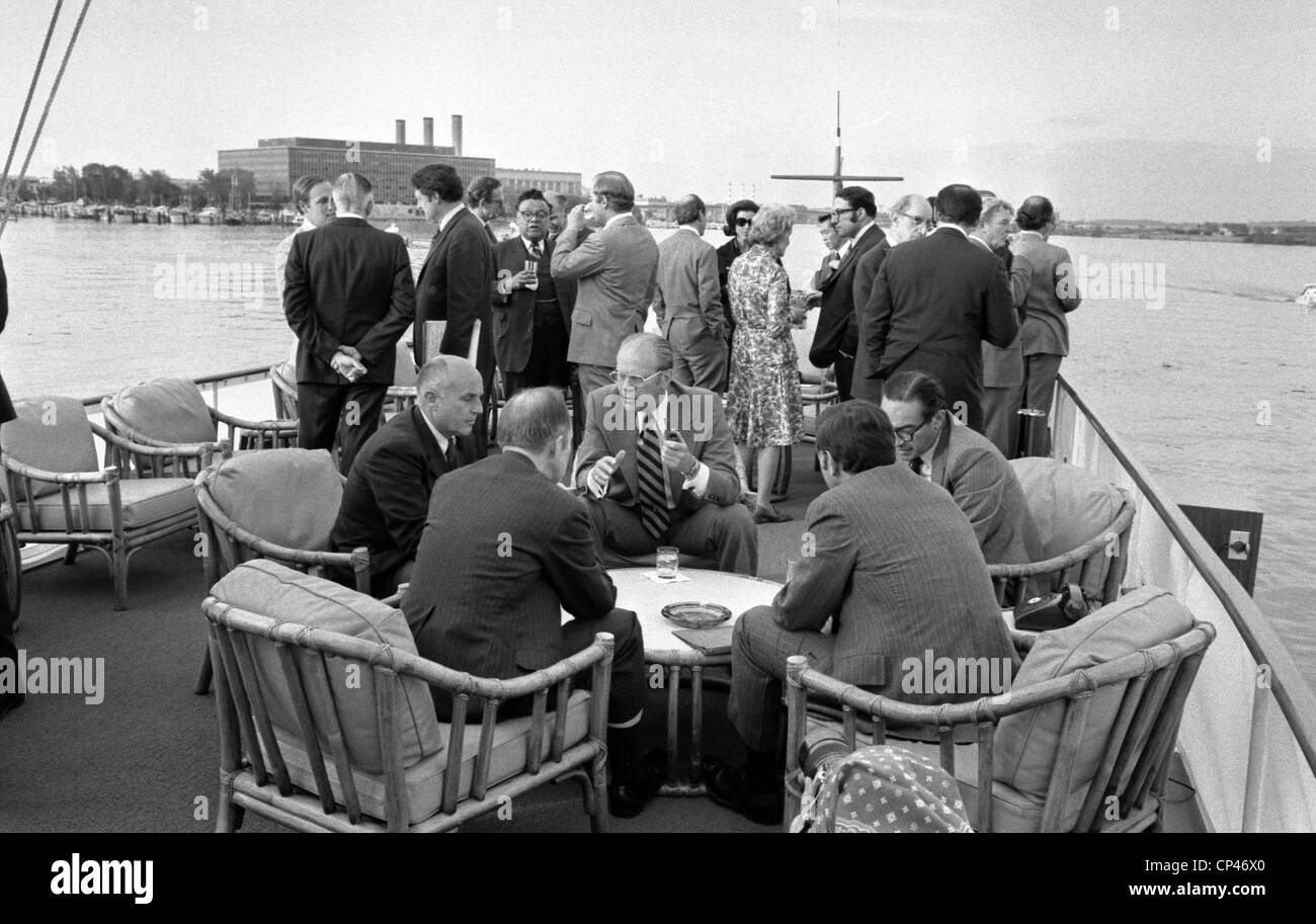 Präsident Ford beherbergt ein informelles Abendessen und eine Kabinettssitzung auf der USS Sequoia der Präsidentenyacht. 7. Mai 1975. Stockfoto