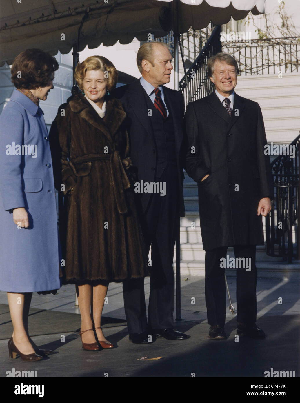 Präsident und Betty Ford mit gewählten Präsidenten und Rosalyn Carter nach dem Carter-Tour des weißen Hauses. Dezember 1976. Stockfoto