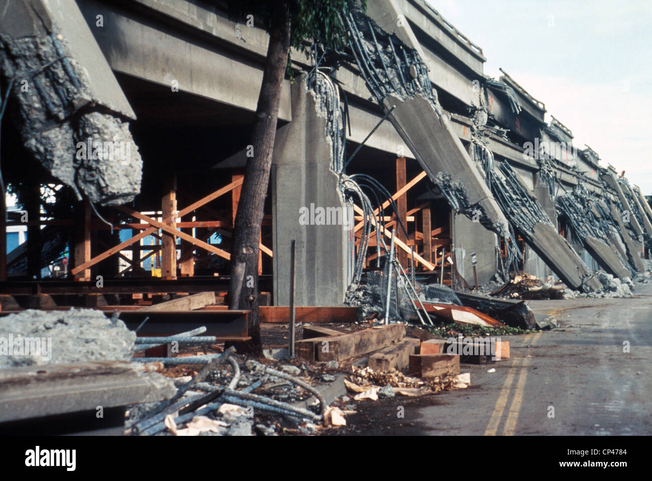 Loma Prieta Erdbeben. 42 Menschen starben, Doppelstockwagen des Nimitz Freeway in Oakland zusammengefaltet zerkleinern die Autos auf der Stockfoto