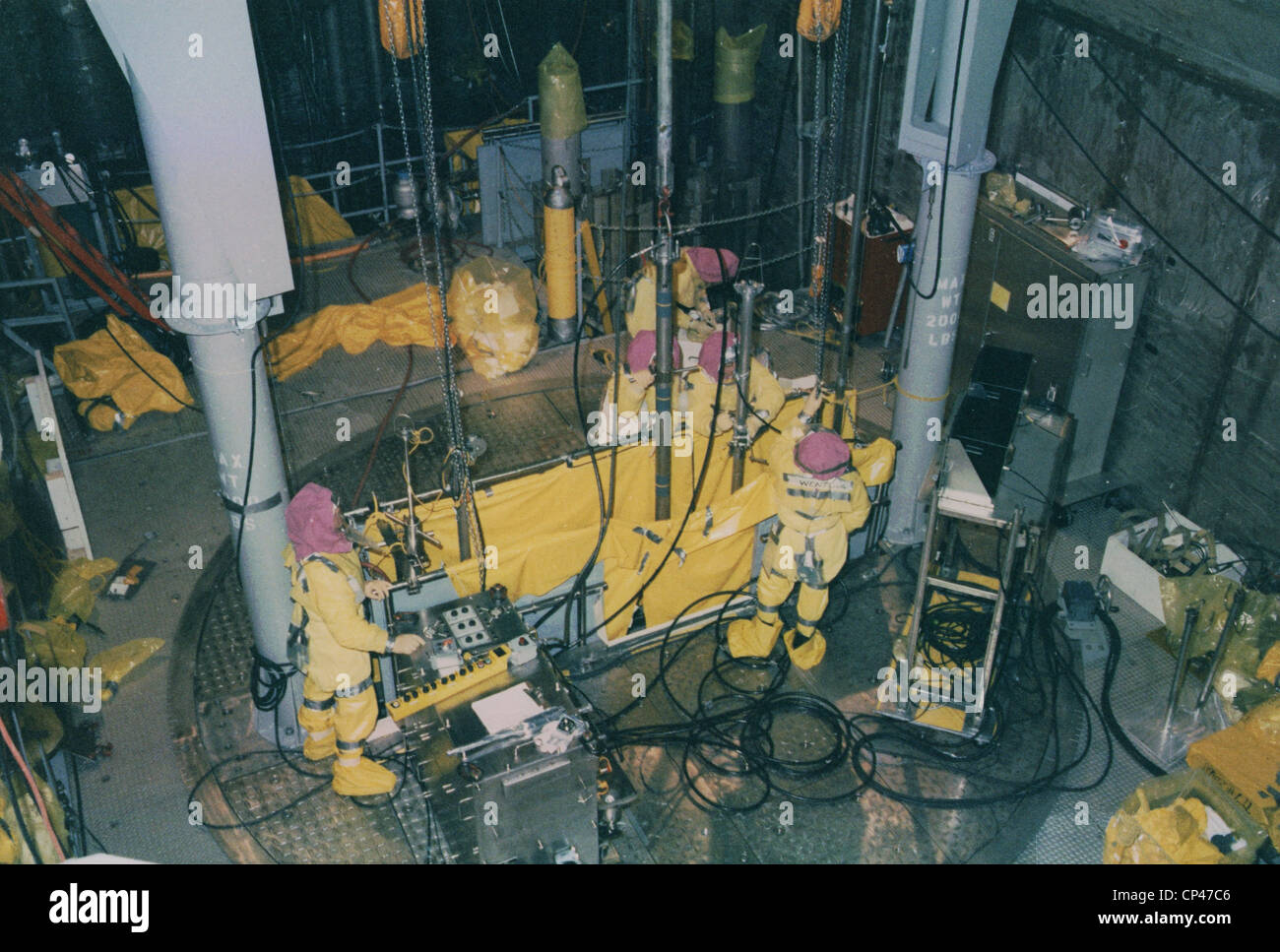 Nukleare Ingenieure in Block 2 des der Three Mile Island Nuclear Generating Station tragen von Schutzkleidung nach der Stockfoto