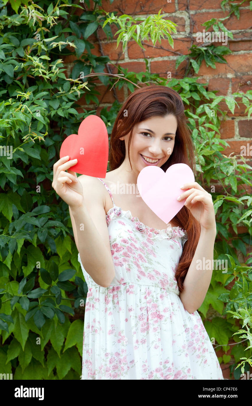 Eine Frau zeigt zwei Herzen Stockfoto