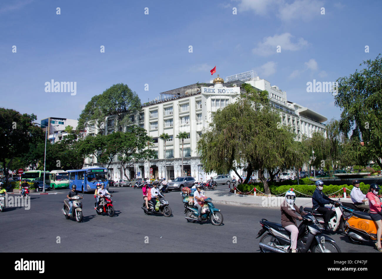 Vietnam, Ho Chi Minh City (Saigon). Typische Straßenszene vor der berühmten Rex Hotel. Stockfoto