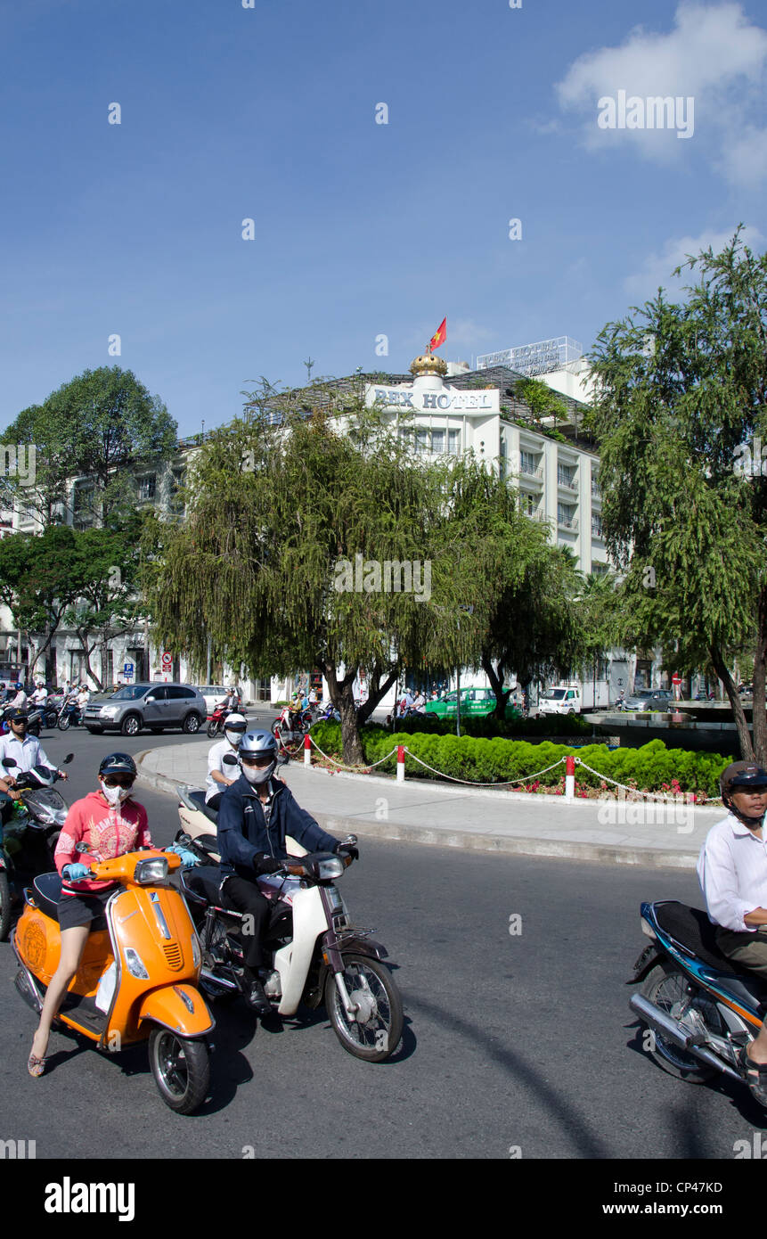 Vietnam, Ho Chi Minh City (Saigon). Typische Straßenszene vor der berühmten Rex Hotel. Stockfoto