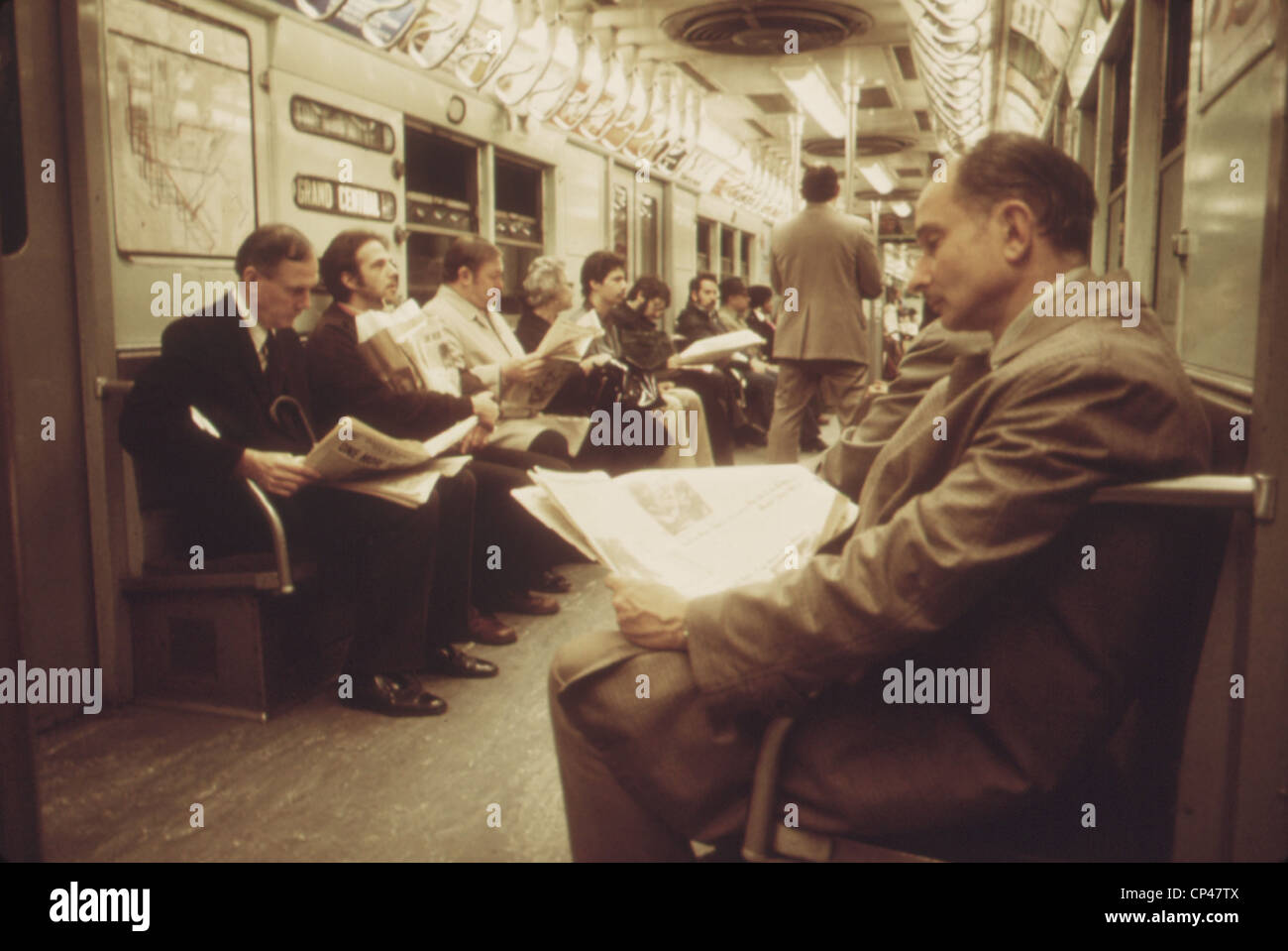 New York City Subway. Passagiere mit ihrer Zeitungen auf der New Yorker U-Bahn. Mai 1973. Stockfoto