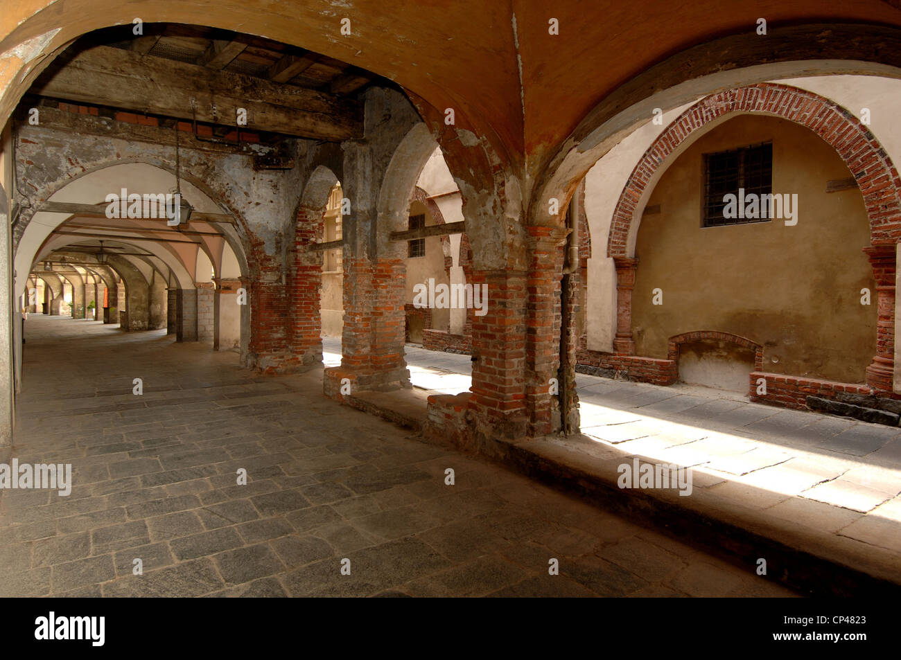 Piemont Biella mittelalterlichen Stadt Piazza. Mittelalterlichen Arkaden in Piazza Cisterna, in Modulen von zwei Spannen mit steinernen Kapitellen Stockfoto