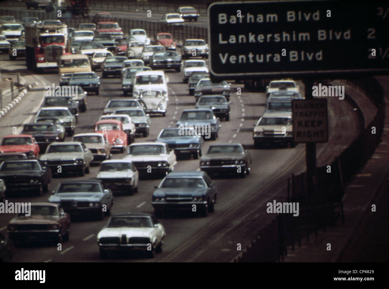 Vier Fahrspuren auf der Hollywood-Autobahn in der Nähe von Ventura Beach in Los Angeles. Ca. 1973-75. Stockfoto