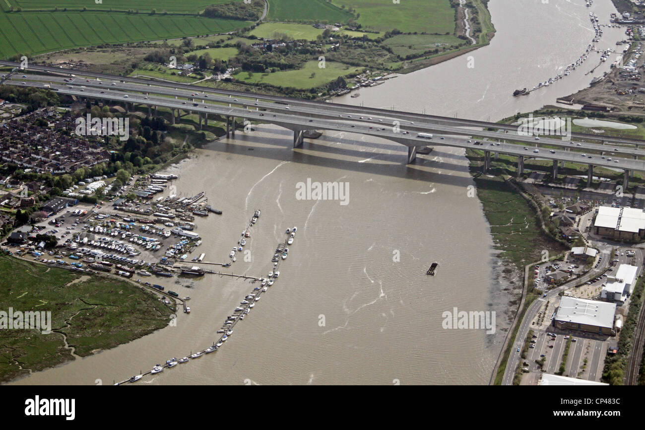 Luftaufnahme der Medway Bridge und der Medway Bridge Marina mit der A2