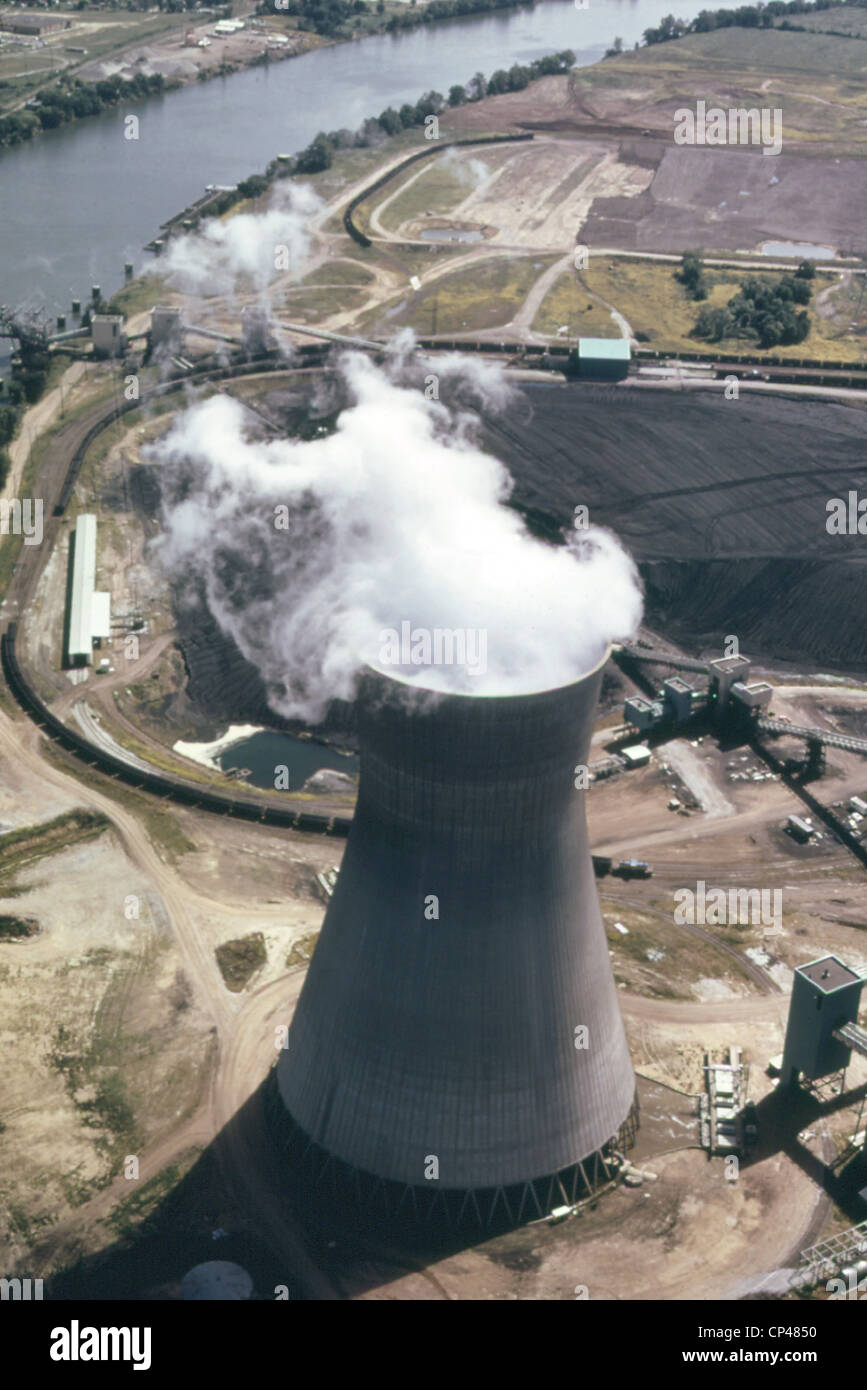 Dampf steigt aus einem massiven Kühltürme von der John Amos Blockheizkraftwerk, das Strom aus Kohle erzeugt eine Stockfoto