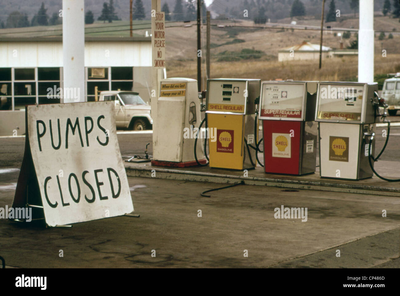 Tankstelle mit geschlossenen Pumps entlang der Interstate Route 5 in Oregon Sept. 1973. Stockfoto