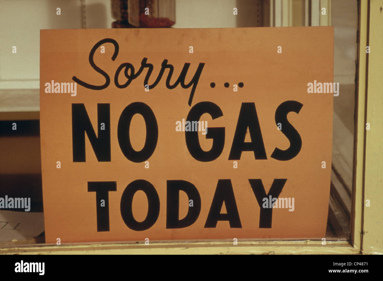 "Sorry, NO GAS heute" Zeichen an einer Tankstelle in Oregon im Oktober 1973. Stockfoto