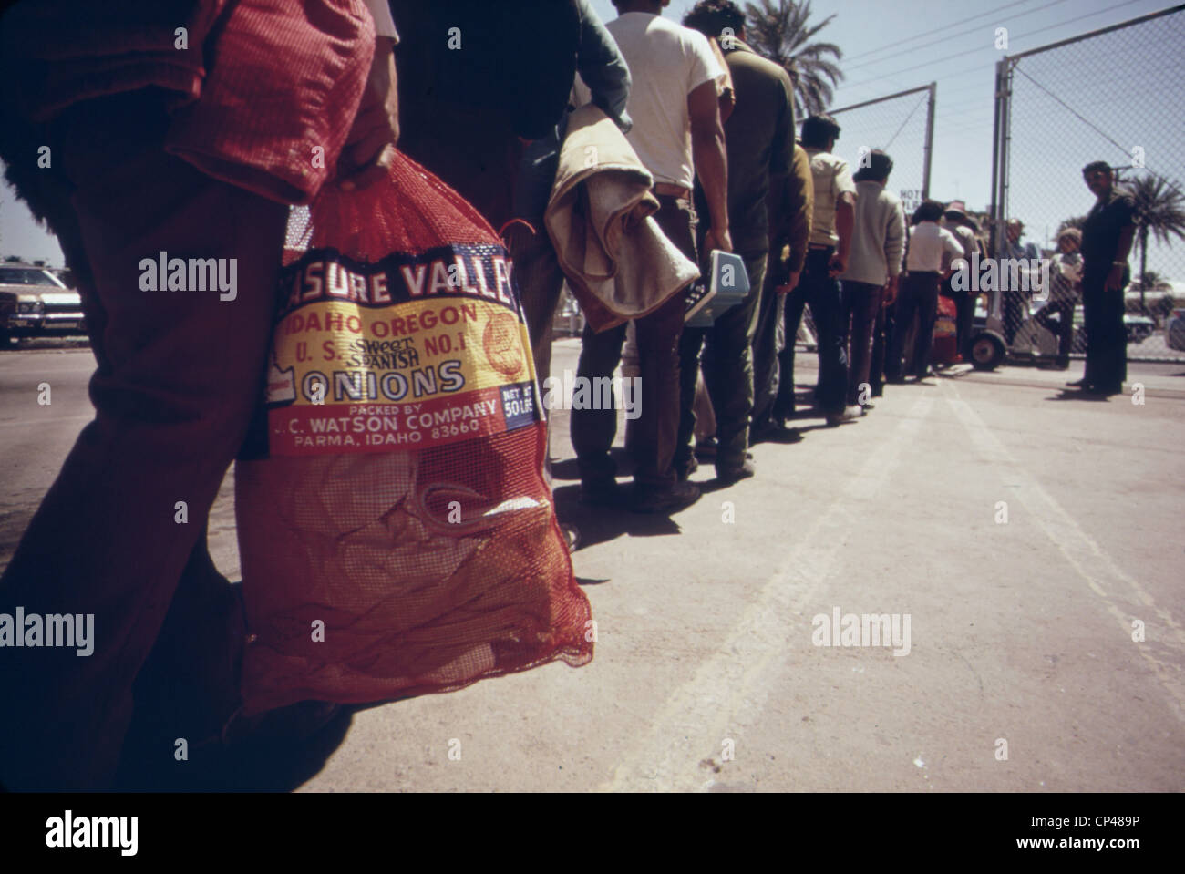 Illegalen mexikanischen Einwanderer, die US-Bauernhof Arbeitssuche werden von uns Border Patrol Ca nach Mexiko an der Calexico-Station zurückgegeben. Stockfoto