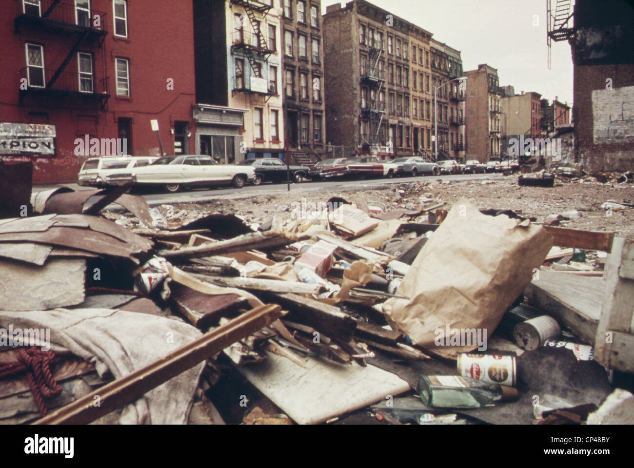 In einem niedrigen Einkommen Wohnviertel im Nordosten Manhattan ist ein leeres Grundstück übersät mit Müll 108. Street und Lexington Stockfoto