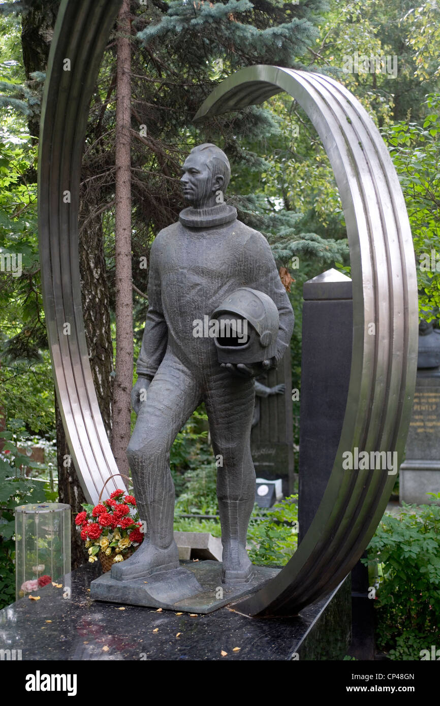 Russland - Moskau. Nowodewitschi-Friedhof. Grabmal, eine Statue eines Astronauten Stockfoto