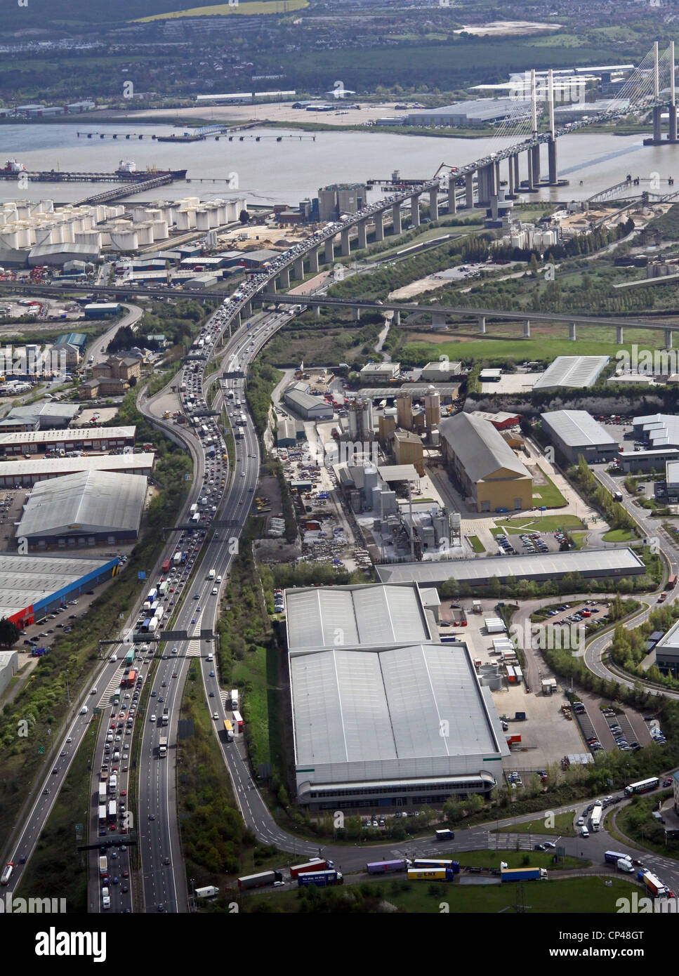 Luftbild von der M25 in Richtung Süden in Richtung der Dartford Crossing und QE2 Brücke mit starkem Verkehr Stockfoto