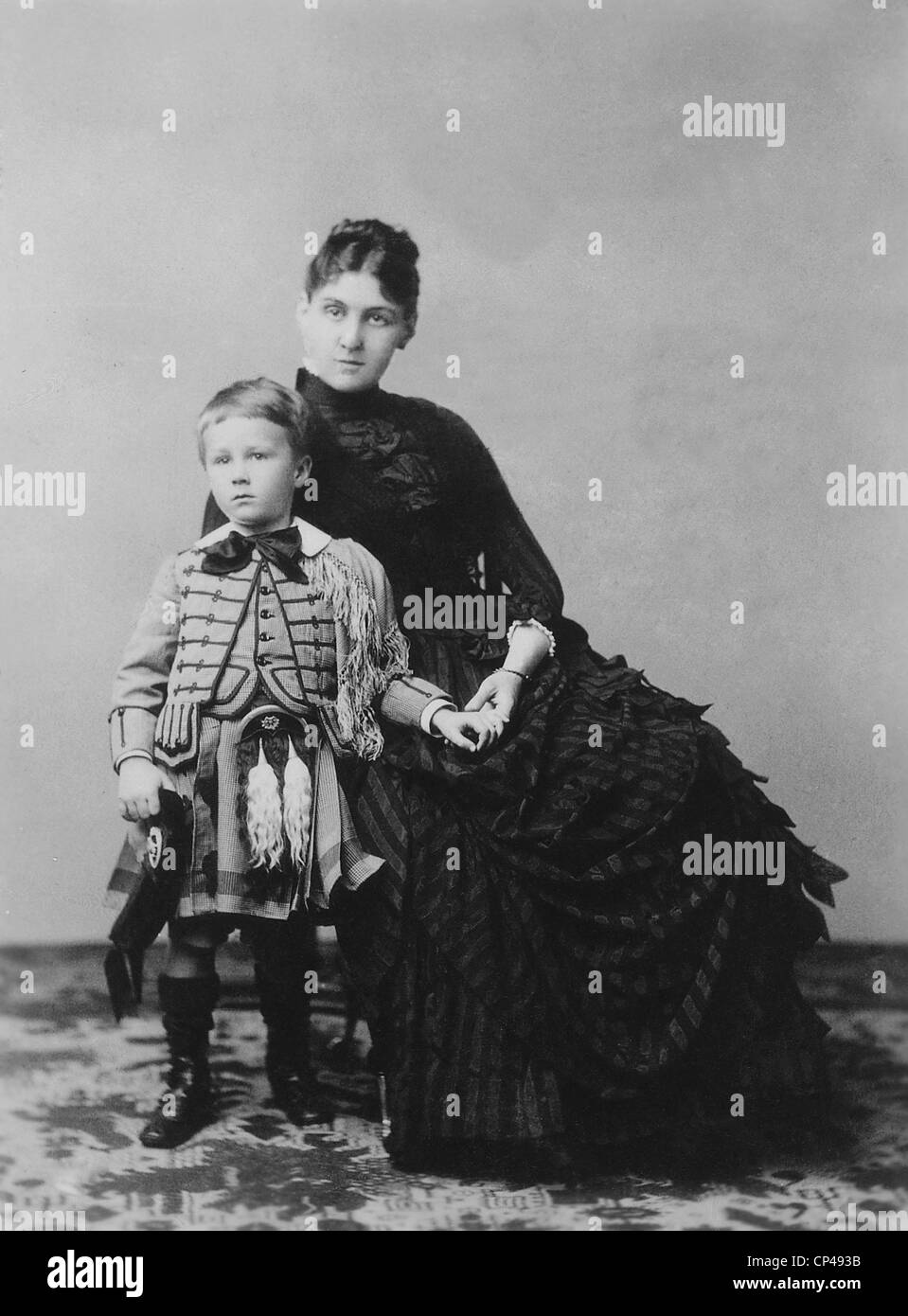 Franklin Roosevelt in einem schottischen Kostüm mit seiner Mutter Sarah Delano in einem Porträt in Washington D.C. Ca. 1888 genommen. Stockfoto