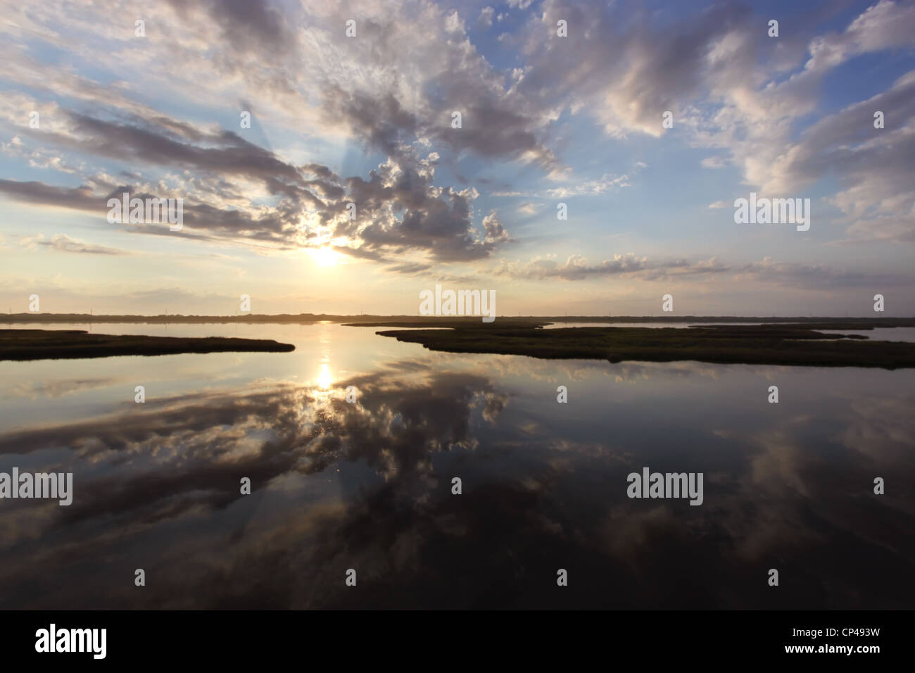 Sonnenaufgang über Sümpfe auf Bodie Island, North Carolina Stockfoto
