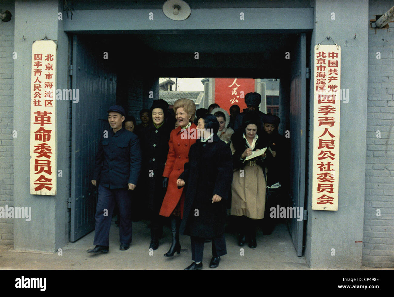Nixon in China. Pat Nixon die immergrünen Menschen Gemeinde am Westrand von Peking zu besuchen. 23. Februar 1972. Stockfoto