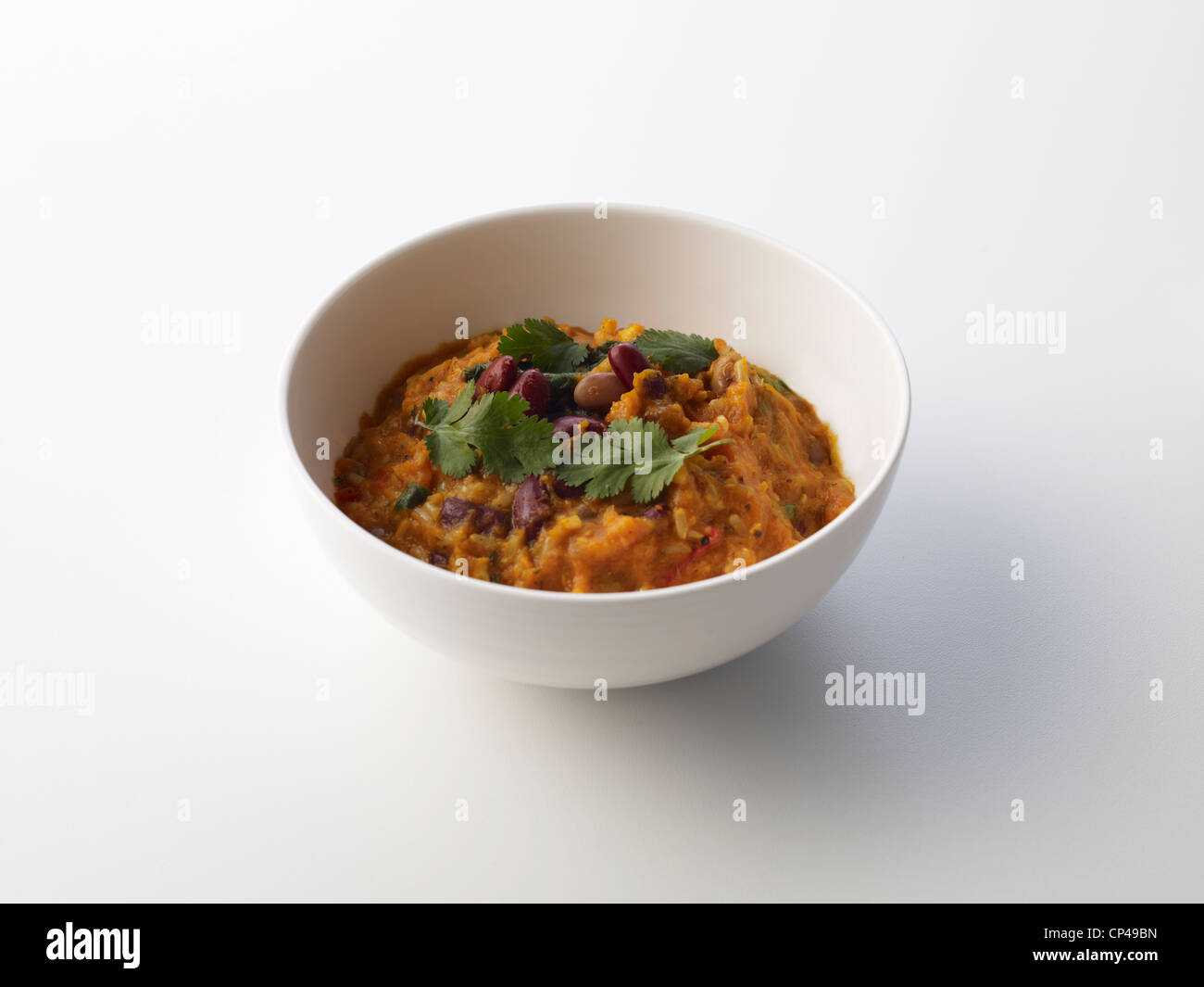 Eine Curry-Fertigmahlzeit in einer Schüssel auf weißem Hintergrund Stockfoto