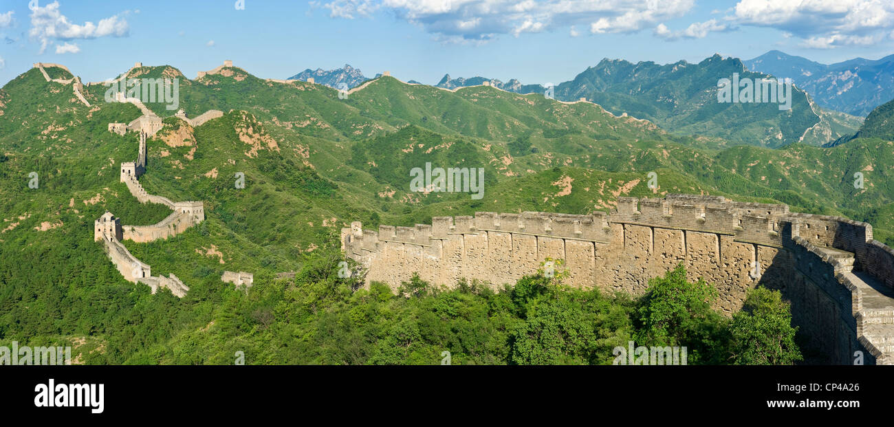 3 Bild Stich Panoramablick von der Jinshanling-Abschnitt der großen Mauer von China an einem sonnigen Tag mit blauem Himmel. Stockfoto