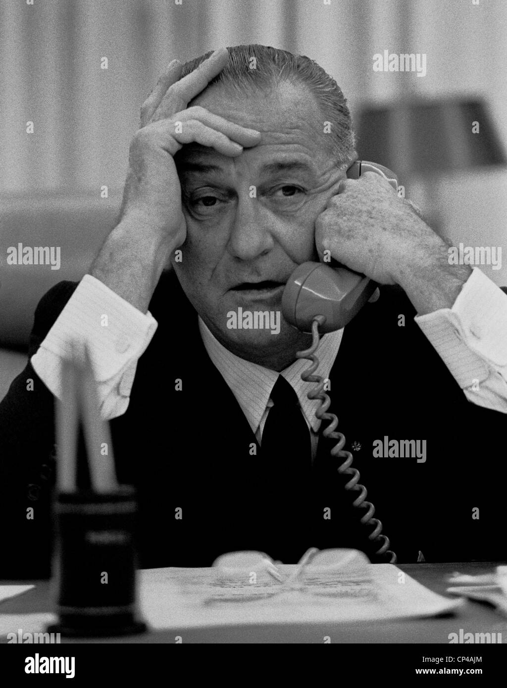 Präsident Lyndon Johnson am Telefon im Weißen Haus. 17. Juli 1965. Stockfoto
