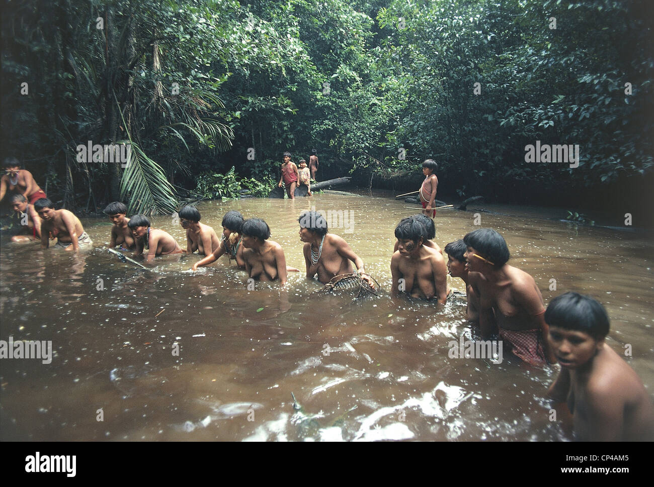 Venezuela - Amazon - Stamm Yanomami Fischfang in der Lagune. Stockfoto