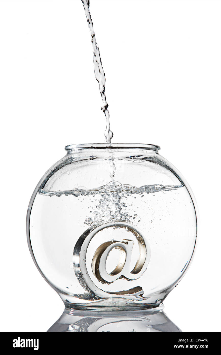Am Symbol Briefbeschwerer in einem Goldfischglas mit Wasser gießen Stockfoto