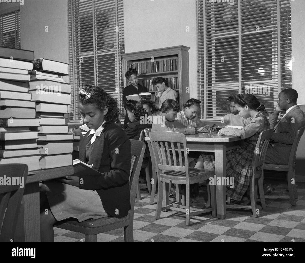 Afroamerikanische Studenten lesen in der Bibliothek von Bethune Cookman College. Februar 1943 Foto von Gordon Parks. Stockfoto
