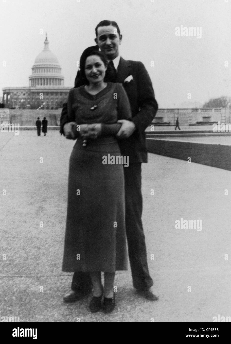 Frisch vermählte Lyndon und Lady Bird Johnson vor dem Capitol wo arbeiten als Berater, Kongressabgeordnete Richard Kleberg LBJ. Ca Stockfoto