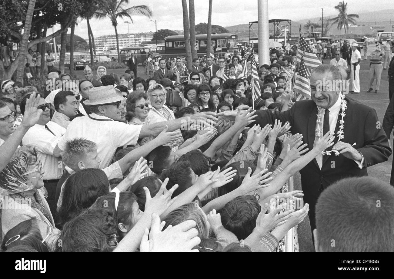 Präsident Lyndon Johnson begrüßt eine freundliche Leute an der Honolulu Airport, Hawaii nach Honolulu Konferenz über die Vietnam Stockfoto