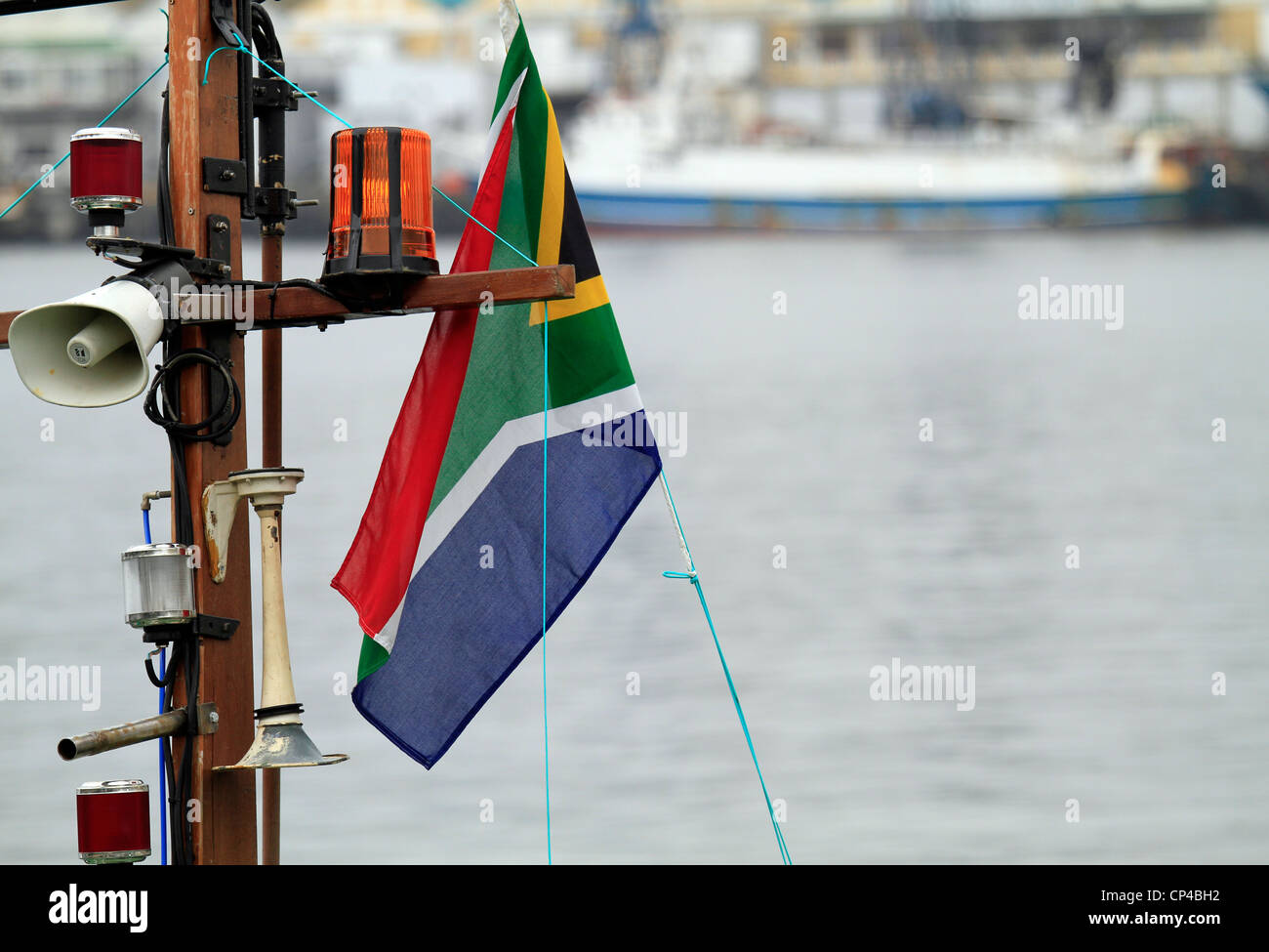 Mast am Boot festgemacht an der V&A Waterfront in Kapstadt mit Nebelhorn, Navigation Licht und einem südafrikanischen Flagge. Stockfoto