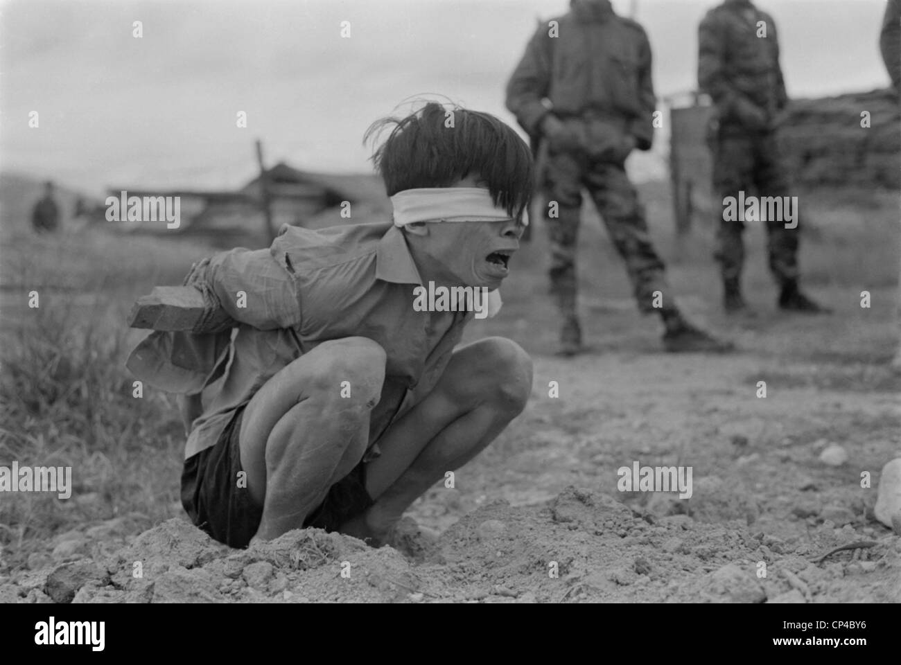 Viet Cong Kriegsgefangener. Eine erschrockene VC Gefangenen warten Verhör Einheit von speziellen Kräfte A-109 Thuong Duc, 25 Stockfoto