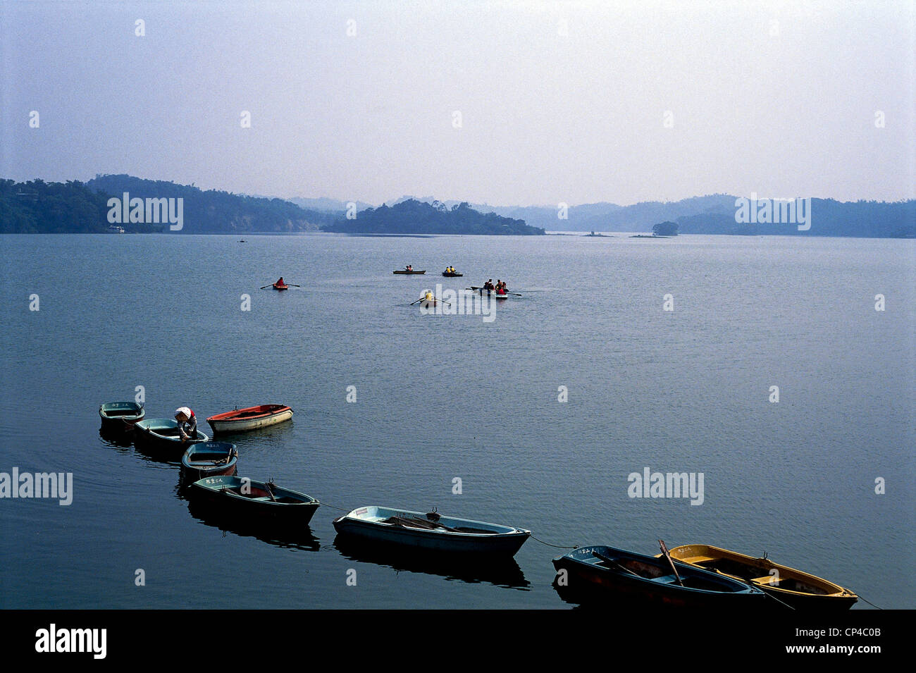 Taiwan - Region Hsinying. Boote auf See Korallen (Coral-See). Stockfoto