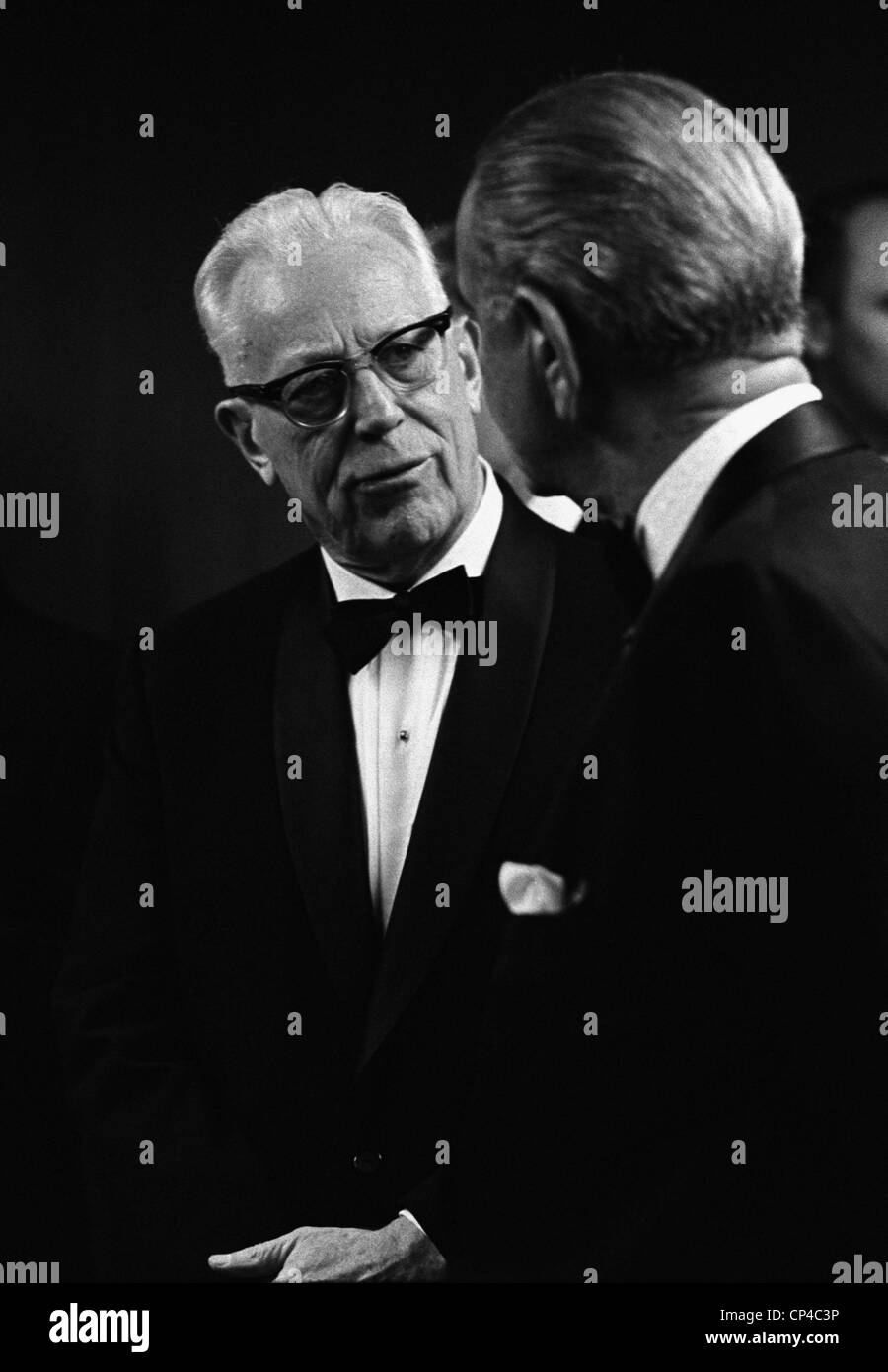 Chief Justice Earl Warren (1891-1974) im Gespräch mit Präsident Johnson. Warrens Juni 1968 Rücktritt wurde verzögert, wenn Stockfoto