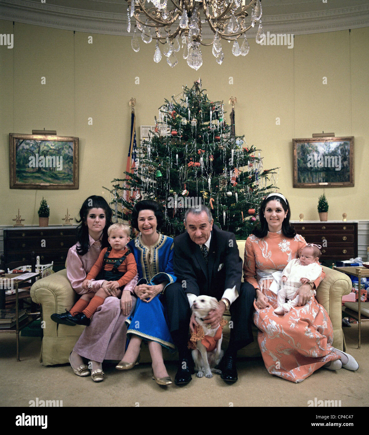 Präsident Johnson Familie feiern Heiligabend. L-r: Luci Johnson Nugent, Lyn Nugent, Lady Bird Johnson, Präsident Stockfoto