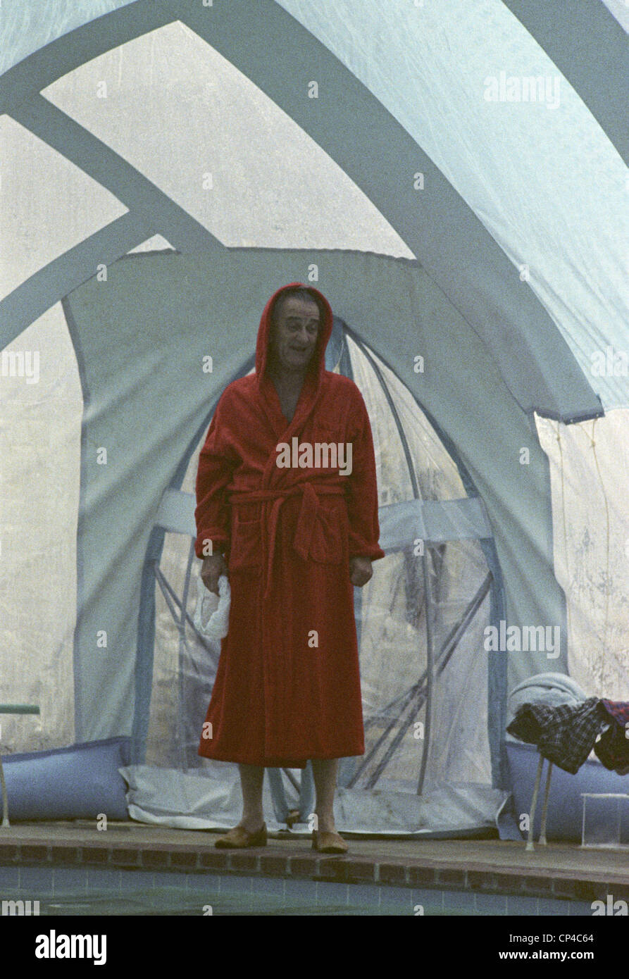 Präsident Johnson Winter schwimmen. LBJ in einem roten Terry Gewand an seine winterfeste Pool in Texas. LBJ Ranch, Jan. 5. Stockfoto