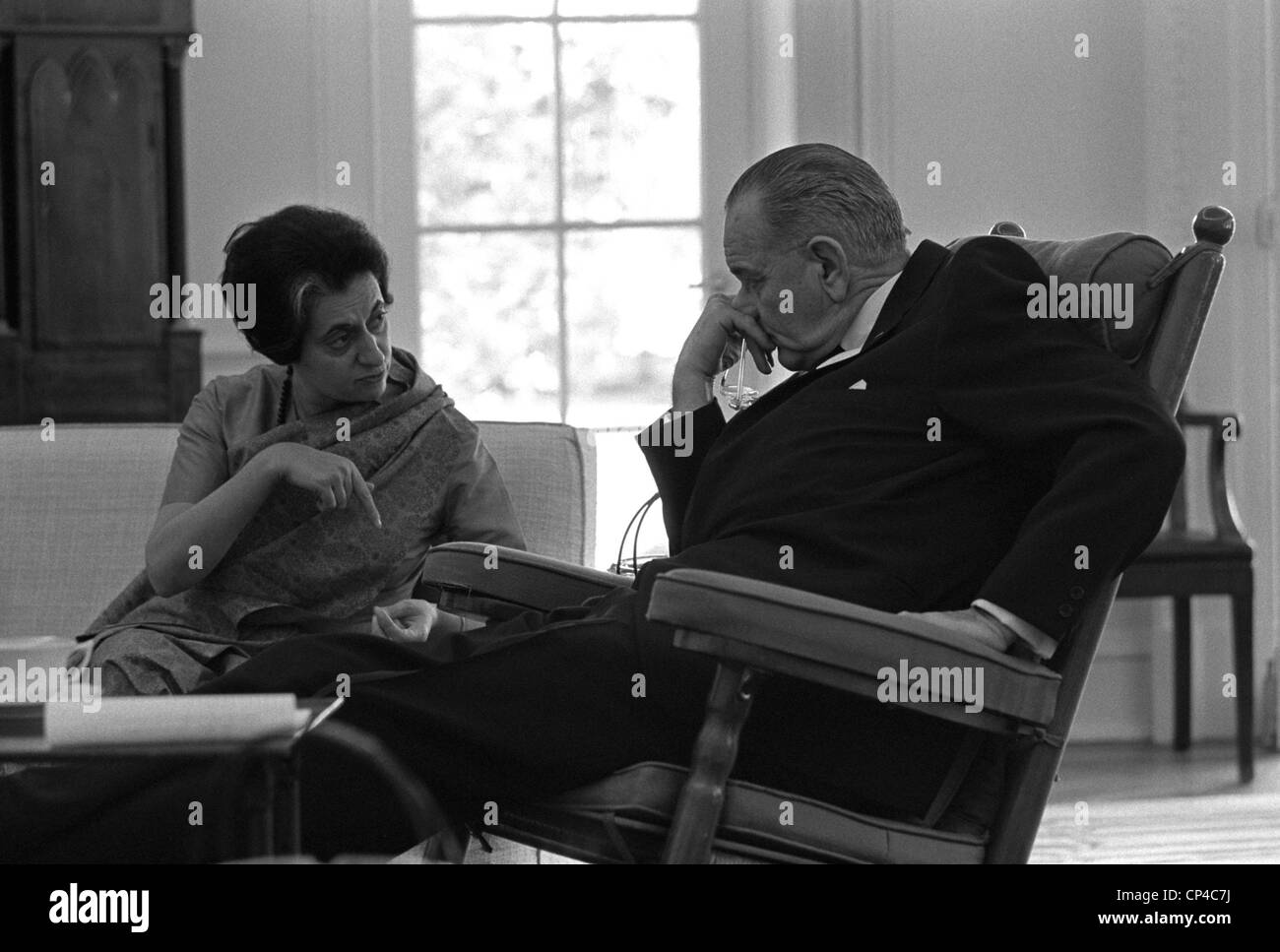 Präsident Lyndon Johnson Treffen mit dem indischen Premierminister Indira Gandhi. Gandhi, die Tochter von Jawaharlal Nehru wurde PM Stockfoto