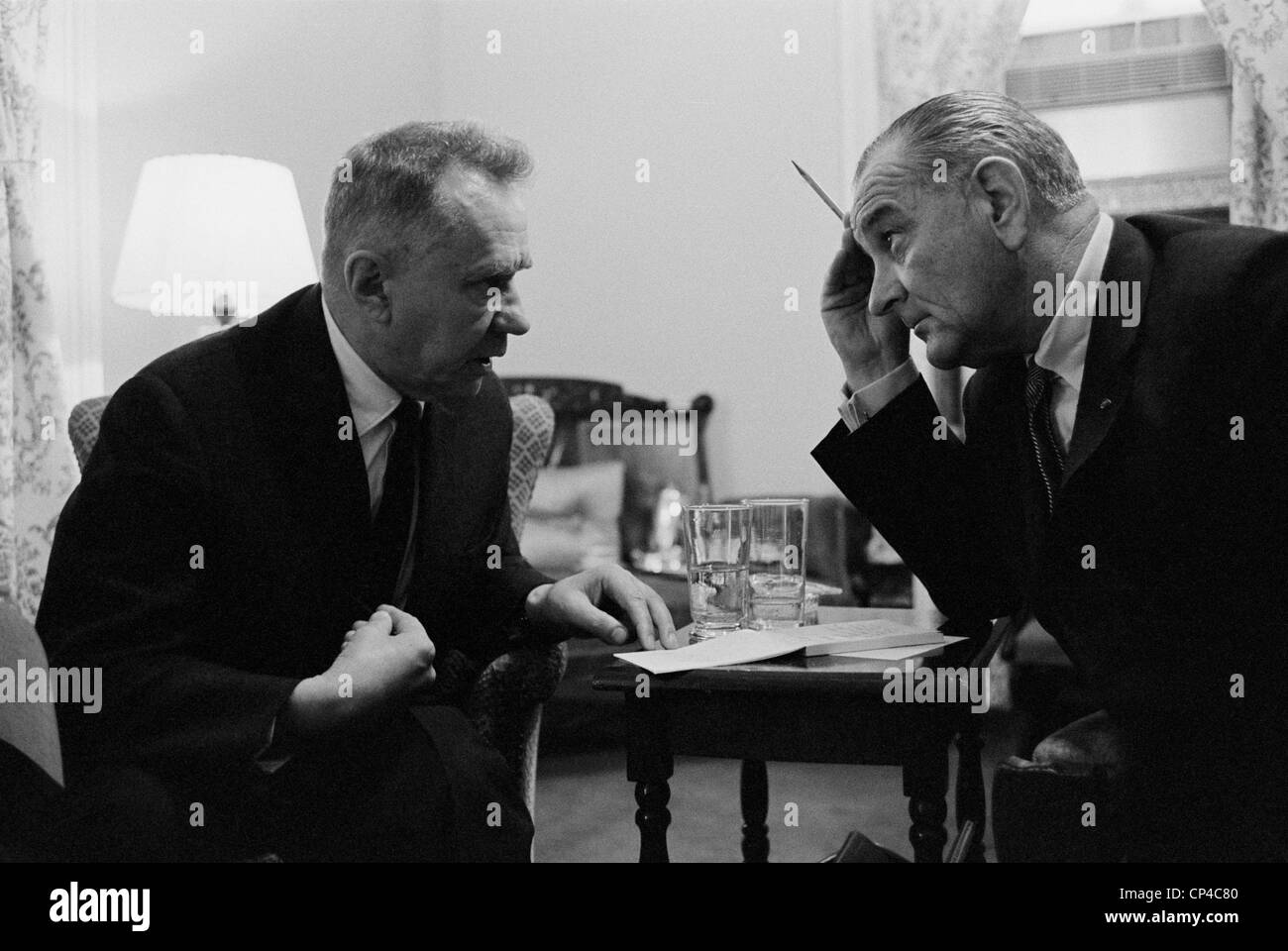 Sowjetischen Premier Aleksei Kosygin und Präsident Lyndon b. Johnson während die Glassboro Gipfelkonferenz. 23. Juni 1967. Stockfoto