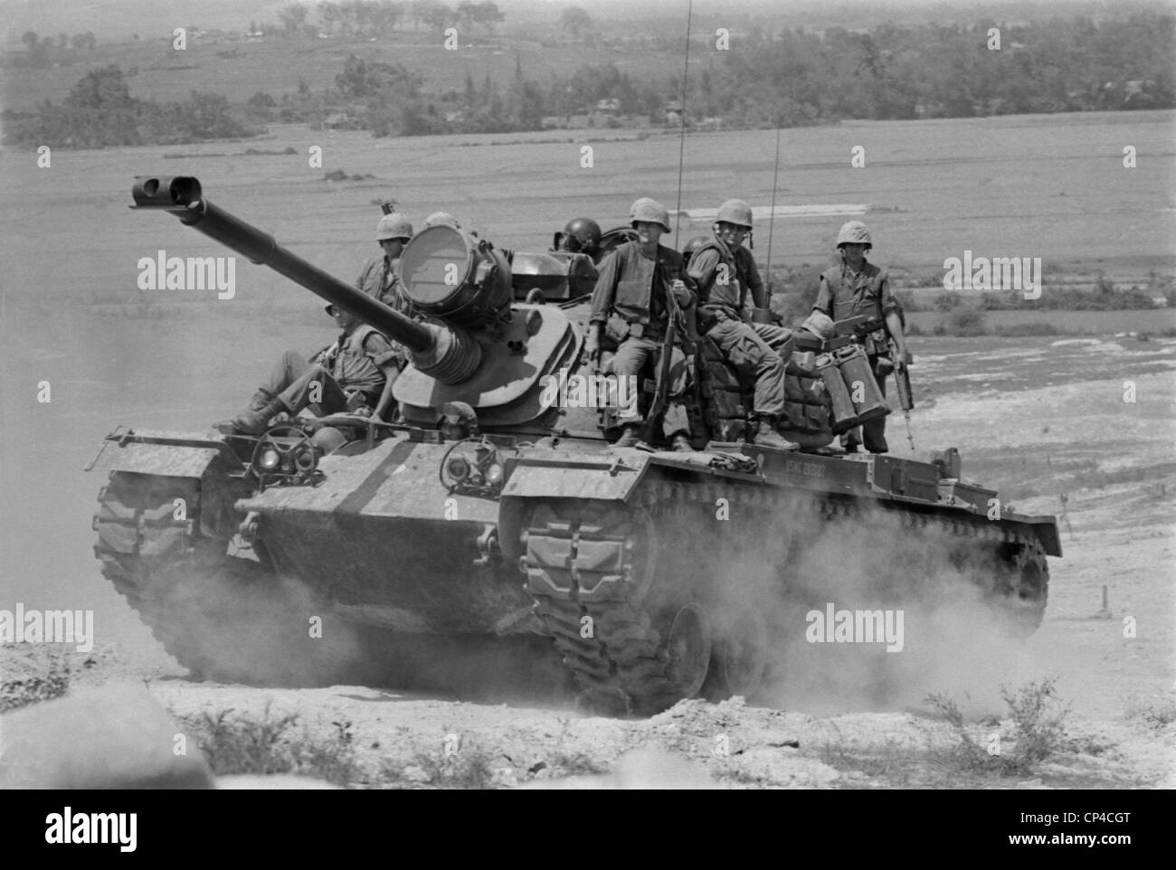 Vietnam-Krieg. US-Marines Reiten auf einem m-48-Tank in Südvietnam. 1966. Stockfoto