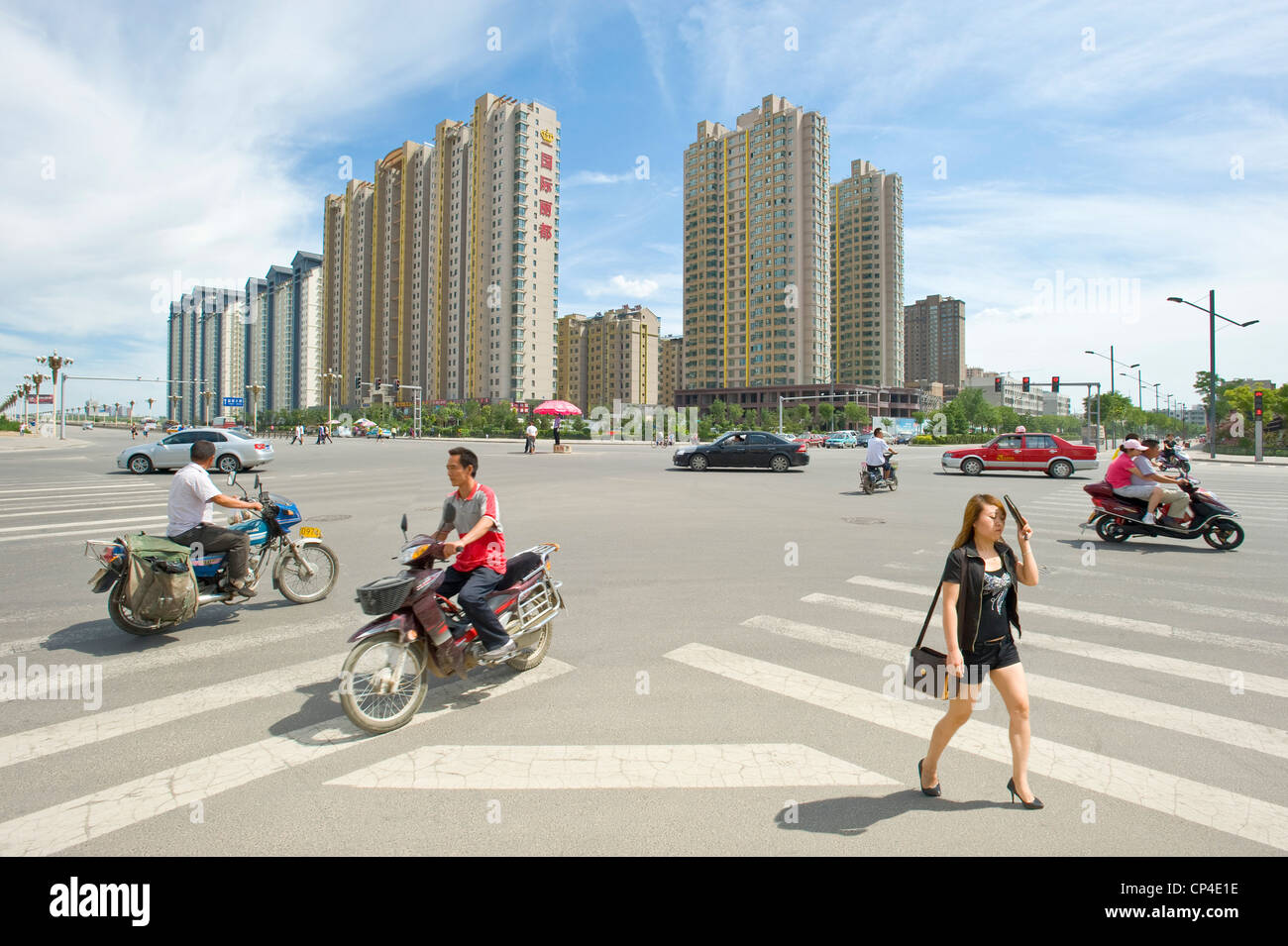 Eine verkehrsreiche Kreuzung entlang einer der wichtigsten Straßen in Datong mit modernen Wohnung Blöcke in den Hintergrund. Stockfoto