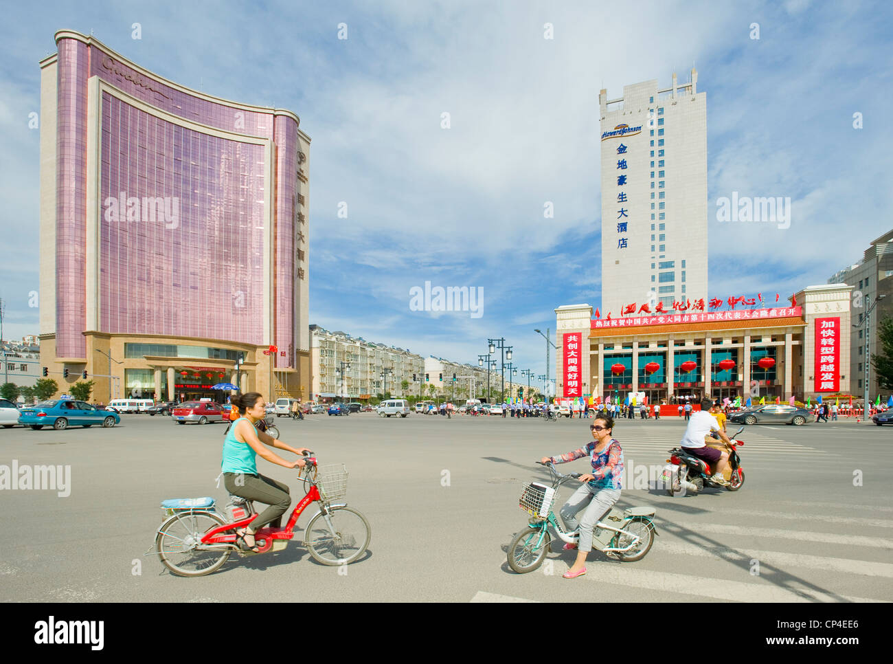 Das Presidential Hotel links und lokalen Regierungsgebäude rechts entlang einer der wichtigsten Straßen in Datong. Stockfoto