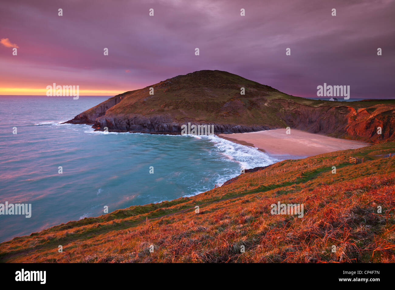 Sonnenuntergang Mwnt Strand und Landzunge Cardigan Bay Ceredigion Küste Cardiganshire Wales Großbritannien GB EU Europa Stockfoto