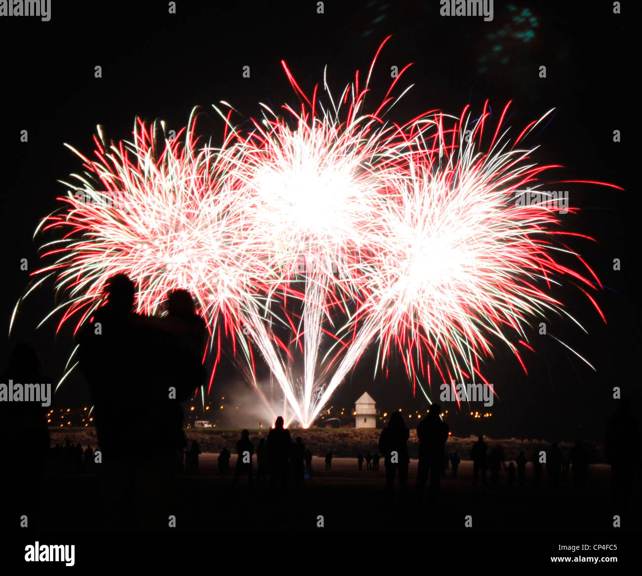 Feuerwerk mit Vater und Kind Silhouette im november Stockfoto