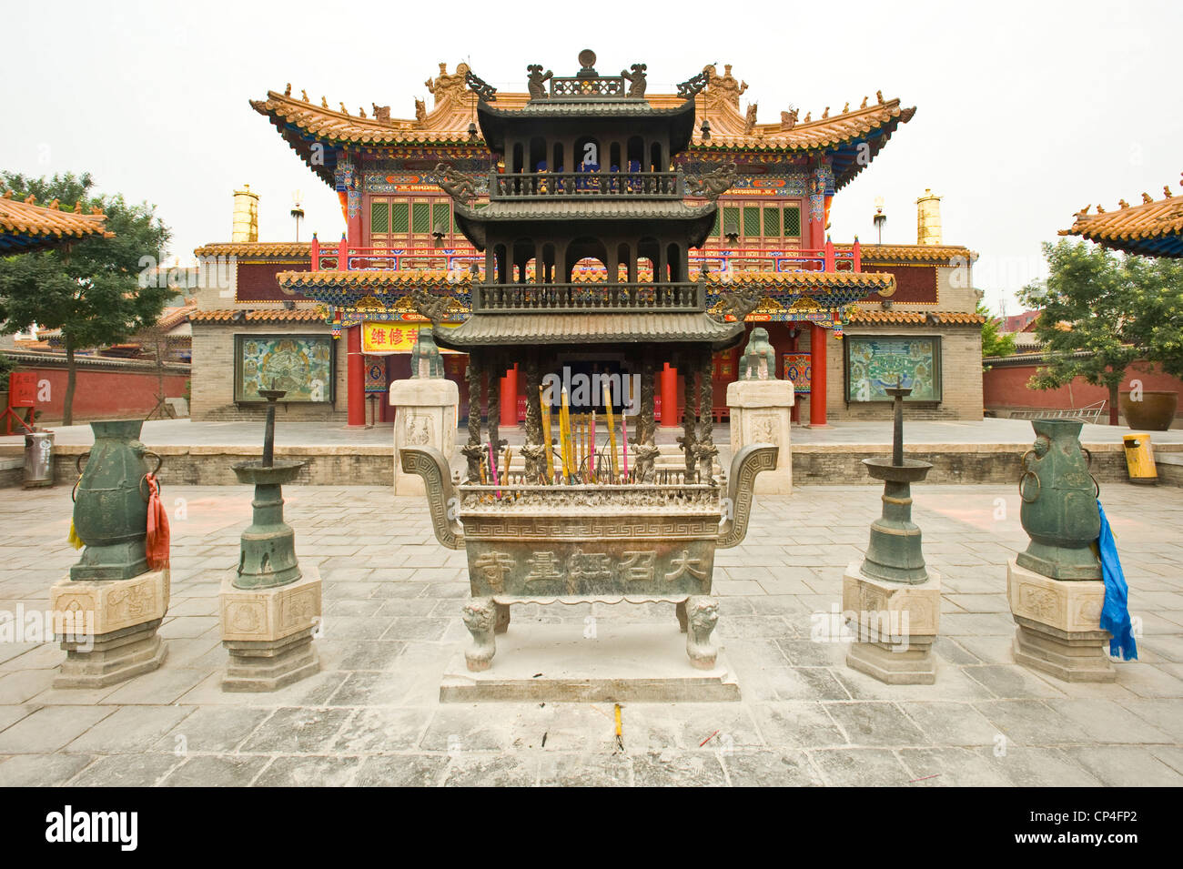 Der Dazhao Tempel in Hohhot mit Weihrauch-Brenner im Vordergrund. Stockfoto