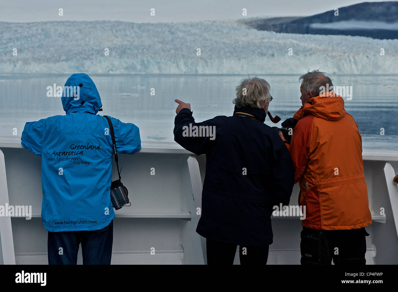 Grönlands Westküste Qaasuitsup Kommunia Upernavik. Zwei Passagiere polar Kreuzfahrt Schiff M/S Fram Egip Sermia Gletscher beobachten. Stockfoto