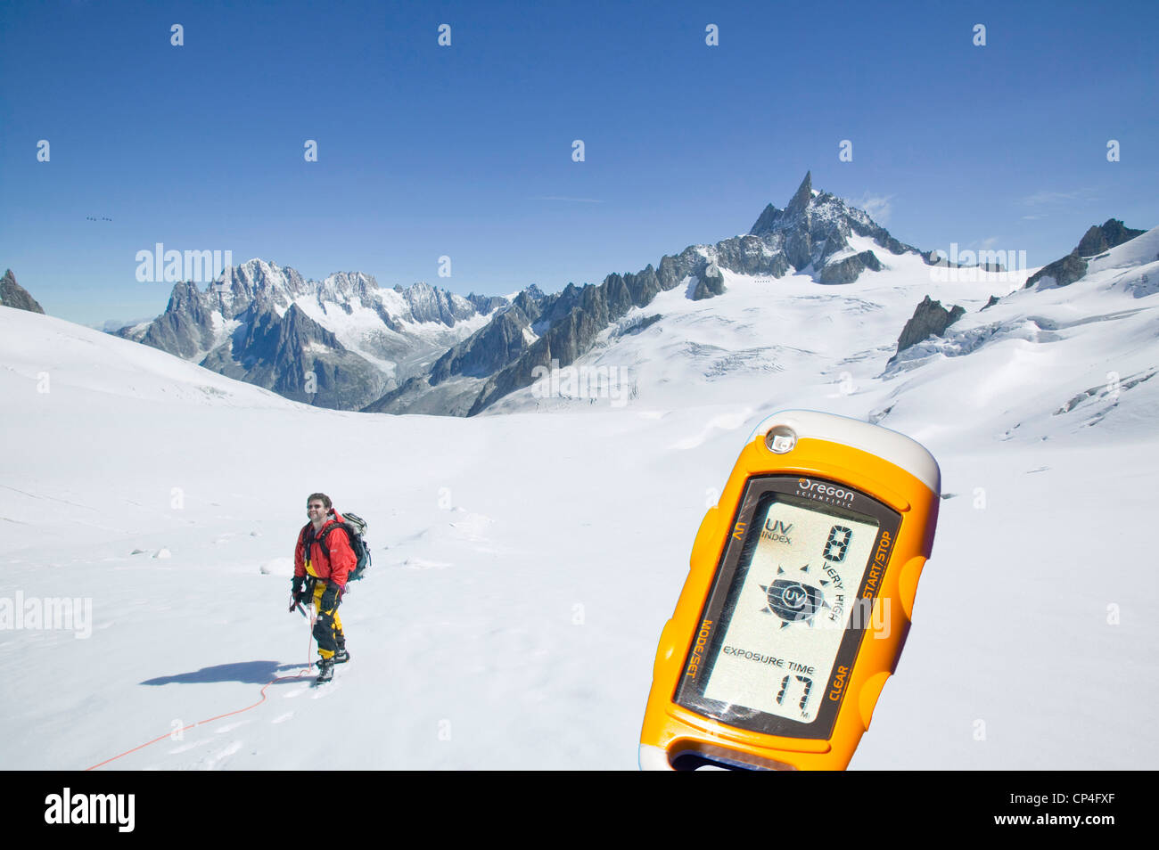 Ein Bergsteiger auf der Tal-Blanche über Chamonix Frankreich als Sommer Temperaturen warm Höhenlage Bergsteigen ist immer mehr Stockfoto