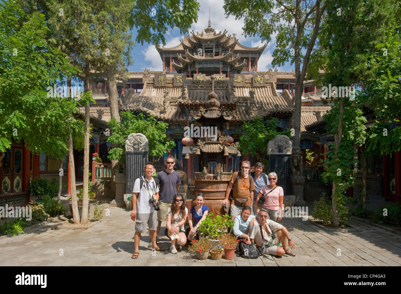 Eine Gruppe von europäischen Touristen am Haupteingang an der Gao Miou Tempelanlage in Zhongwei. Stockfoto