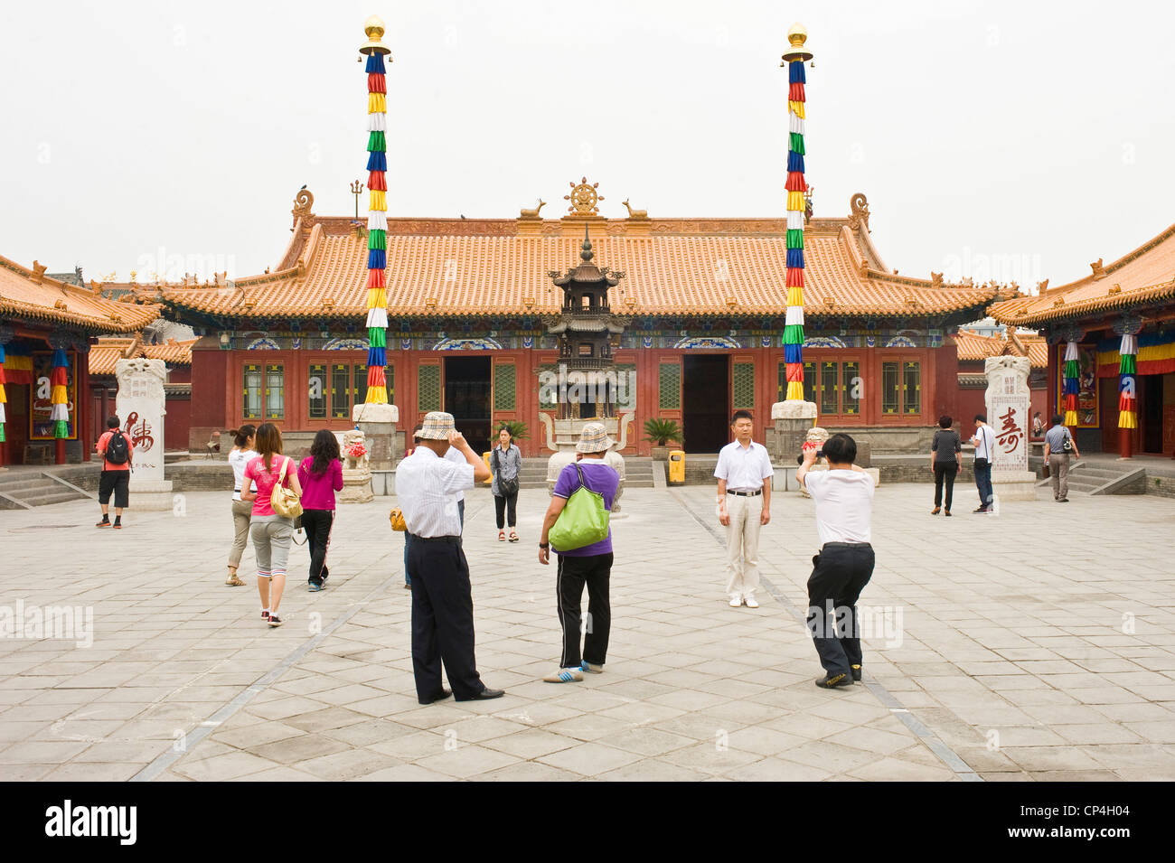 Touristen im Dazhao Tempel in Hohhot. Stockfoto