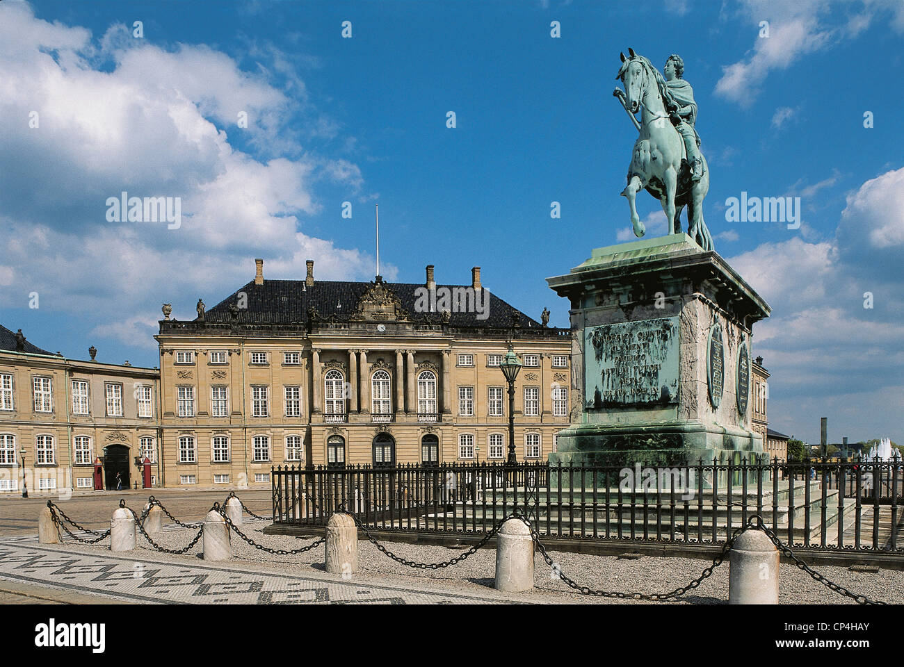 Dänemark Kopenhagen Frederiksstad Schloss Amalienborg, Heimat der dänische königliche Residenz mit Reiterstandbild von Frederick V. Stockfoto
