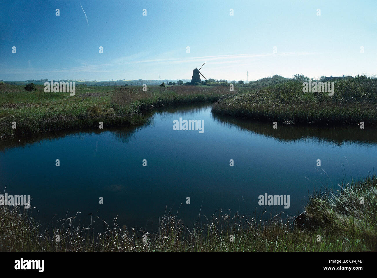 Dänemark - Fünen (Fyn) - Insel Aero, Fluss und Windmühle. Stockfoto